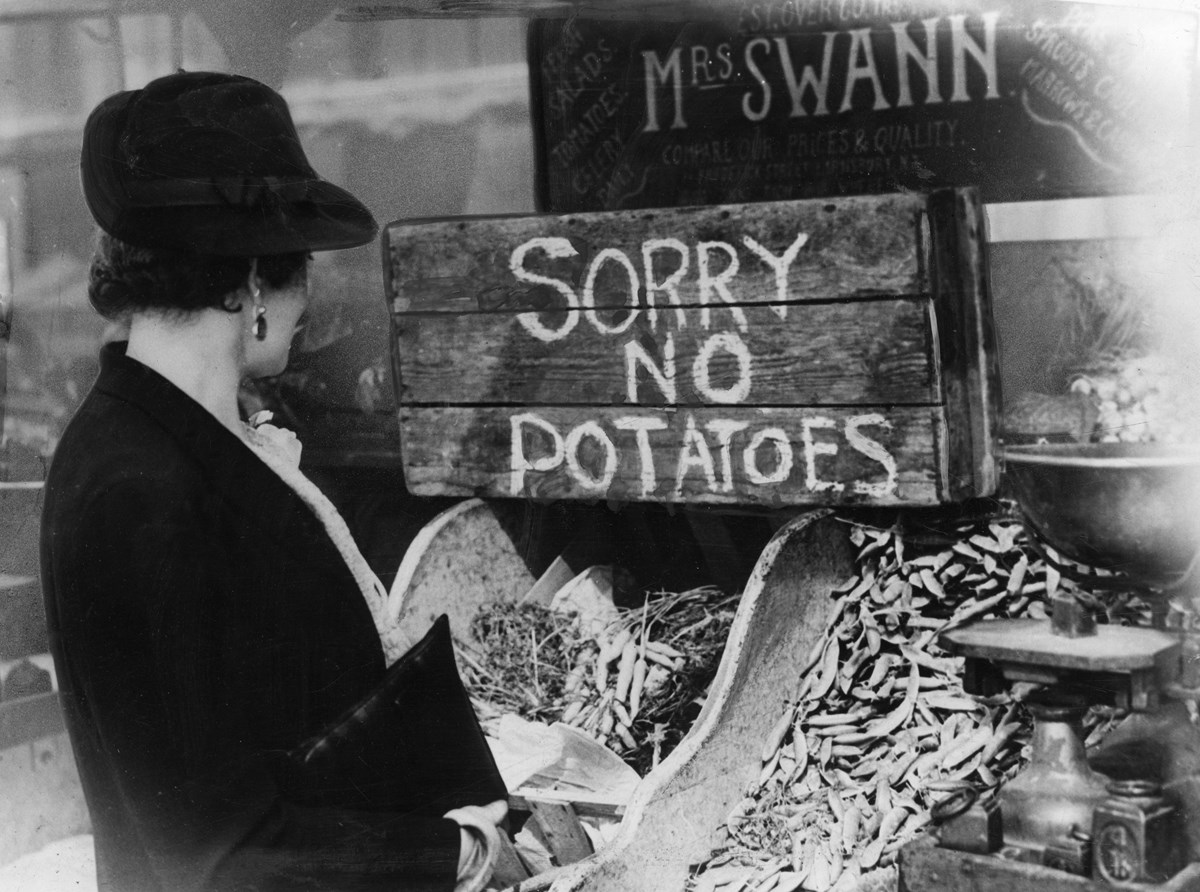 a-british-housewife-has-limited-choice-for-her-vegetable-purchasing-as-potato-stocks-dry-up-due-to-tight-rationing-control-over-supply-december-1941-mary-evans-grenville-collins-postcard-collection