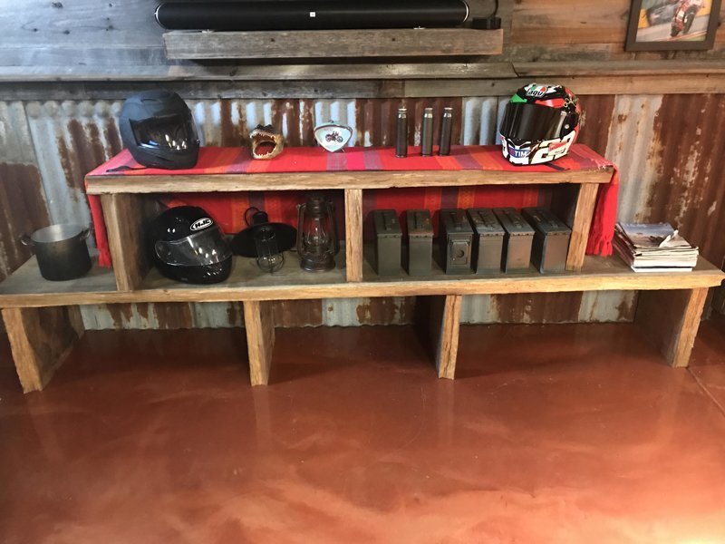 Мотоциклист превратил неприметный гараж в крутое «мужское логово» авто и мото,автоновости,гараж,история