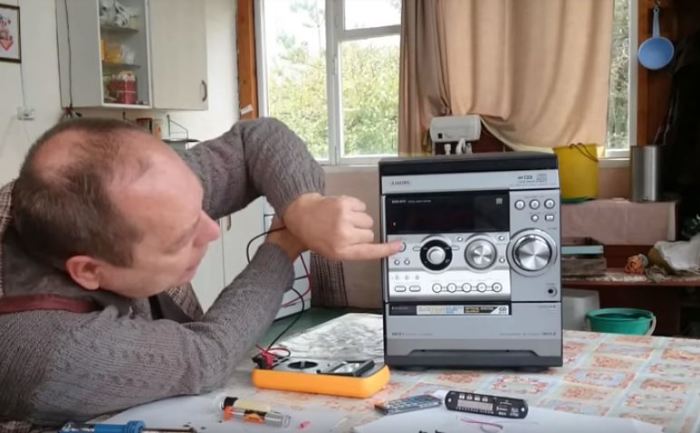 Как в домашних условиях «заставить» устаревший музыкальный центр читать музыку с флешки Как в домашних условиях «заставить» устаревший музыкальный центр читать музыку с флешки вторая жизнь,гаджеты,мир,музыкальный центр,ремонт,технологии