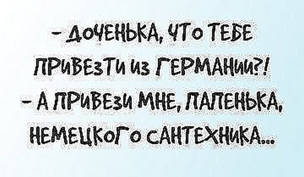 Дама оборачивается сидящему сзади нее в зале зрителю... весёлые