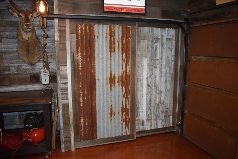 Мотоциклист превратил неприметный гараж в крутое «мужское логово» авто и мото,автоновости,гараж,история