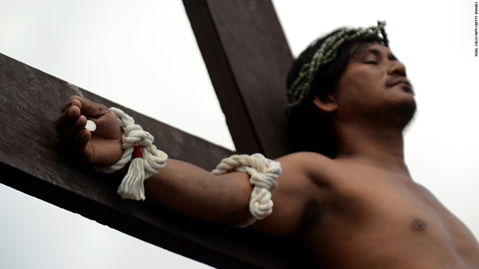 Филиппинец больше 30 лет распинает себя на кресте