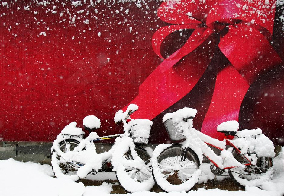 5) Два велосипеда в снегу в Пекине. 