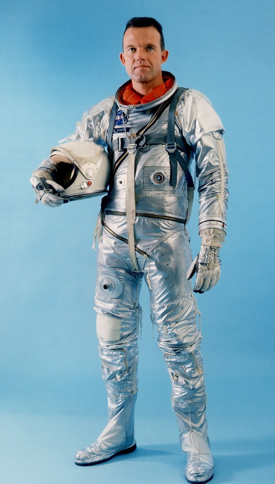 ​Астронавт Гордон Купер в скафандре Navy Mark IV, доработанном для проекта Mercury; 1962 год. NASA hq.nasa.gov - «Меркурий» против «Востока» | Warspot.ru