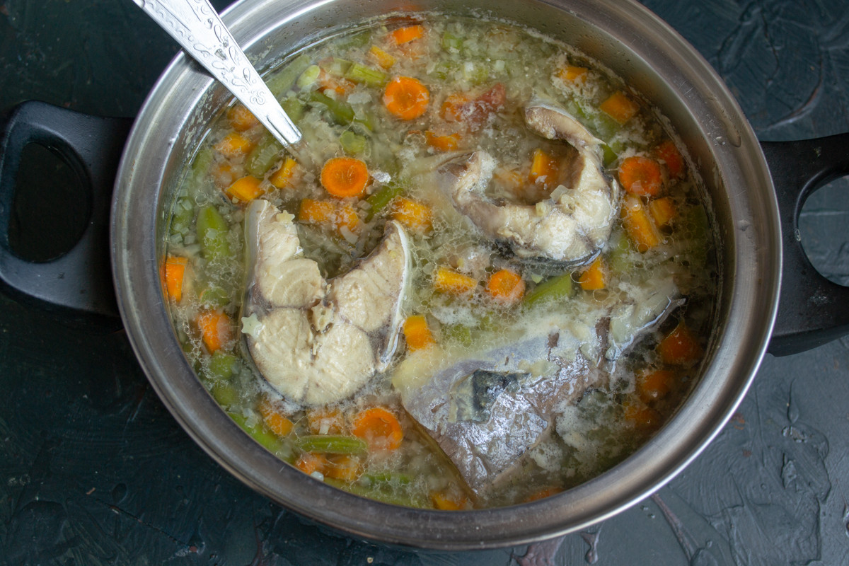 Простой рыбный суп из скумбрии со стручковой фасолью кастрюлю, скумбрии, стручковой, нарезанную, минут, рыбный, луковицу, рыбного, бульон, можно, кладём, фасолью, бульона, тихом, мелко, петрушки, ингредиенты, варим, макаронные, кипения