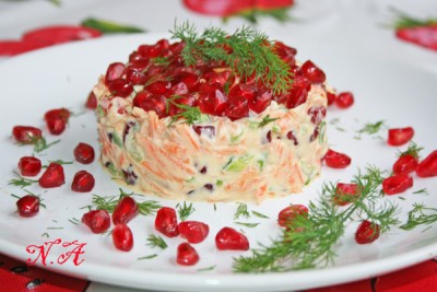 Салат с морковью,тунцом и гранатом