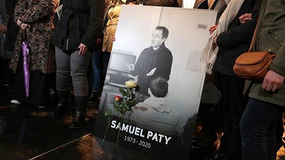 Во французских школах прошли церемонии в память об убитом учителе Самюэле Пати