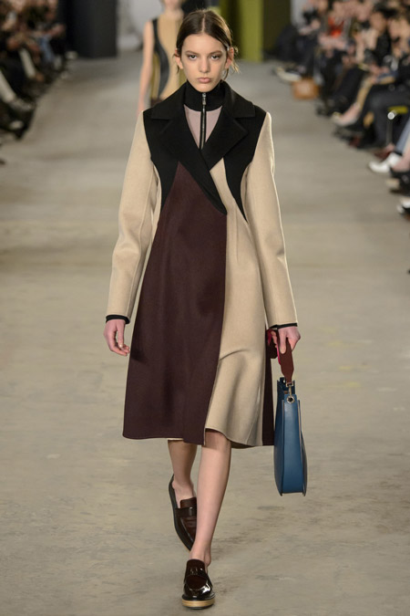 Модель в бежево коричневом пальто ниже колен от BOSS Hugo Boss - модные пальто осень 2016, зима 2017