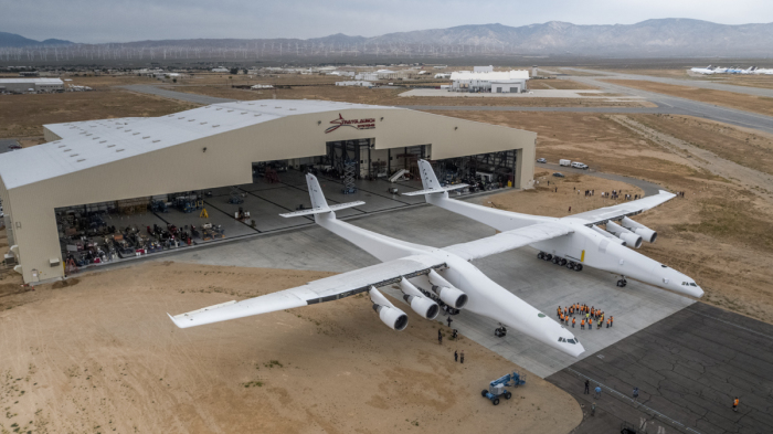 Ракетоносец Stratolaunch после первого выхода «на свет».