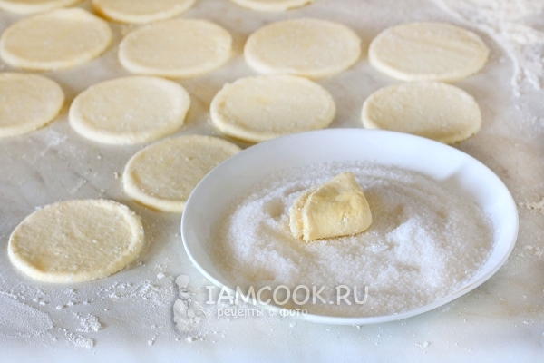 Обвалять четвертинку в сахаре