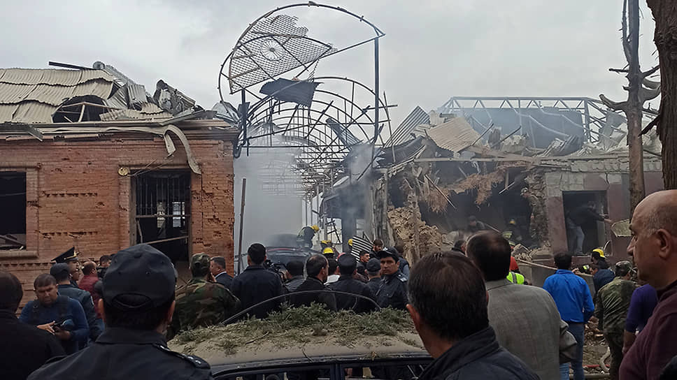 Азербайджан опроверг сообщение об уничтожении военного аэродрома в Гяндже, опубликовал фотографии с разрушениями в черте города и сообщил об одном погибшем и 32 раненых мирных жителях