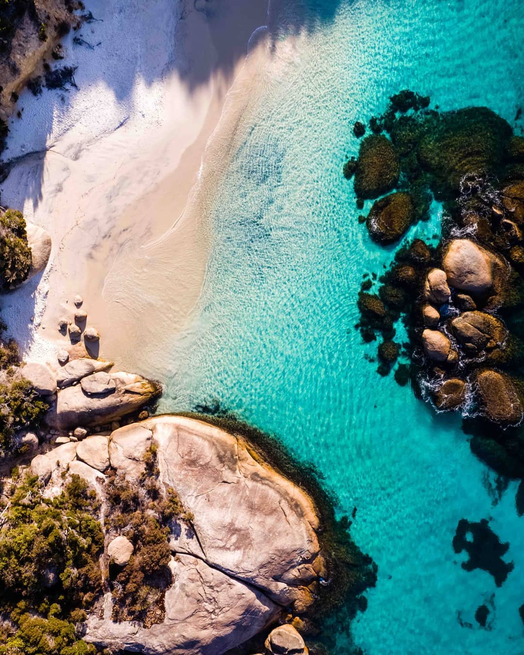 Уотерфолл — один из красивейших диких пляжей Австралии песок, чтобы, через, течет, скалы, переливается, кустарник, густой, Австралийские, который, только, название, получил, водой, бирюзовой, сверкающей, водопада, идеальное, зимой, время