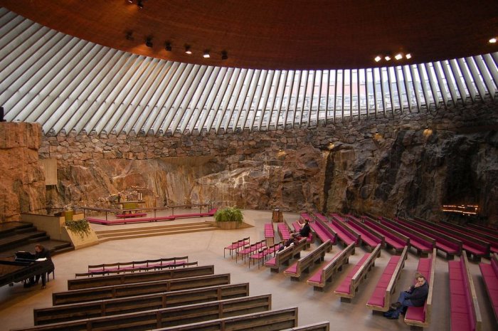 Храм Темппелиаукио - самая посещаемая церковь в Финляндии