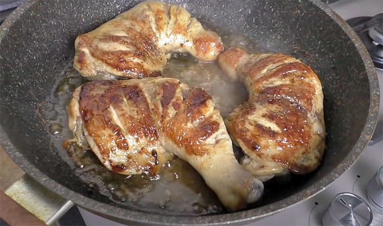 Превращаем обычные куриные окорочка в шашлык на сковороде: маринуем, а потом жарим на луке блюда из курицы,мясные блюда