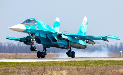 На фото: истребитель-бомбардировщик Су-34.