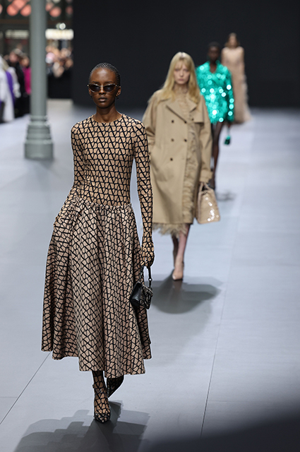 Неделя моды в Париже: Тина Кунаки, Бруклин Бекхэм и Никола Пельтц, Зендая посетили показ Valentino Неделя моды в Париже: Тина Кунаки, Бруклин Бекхэм и Никола Пельтц, Зендая посетили показ Valentino Новости моды