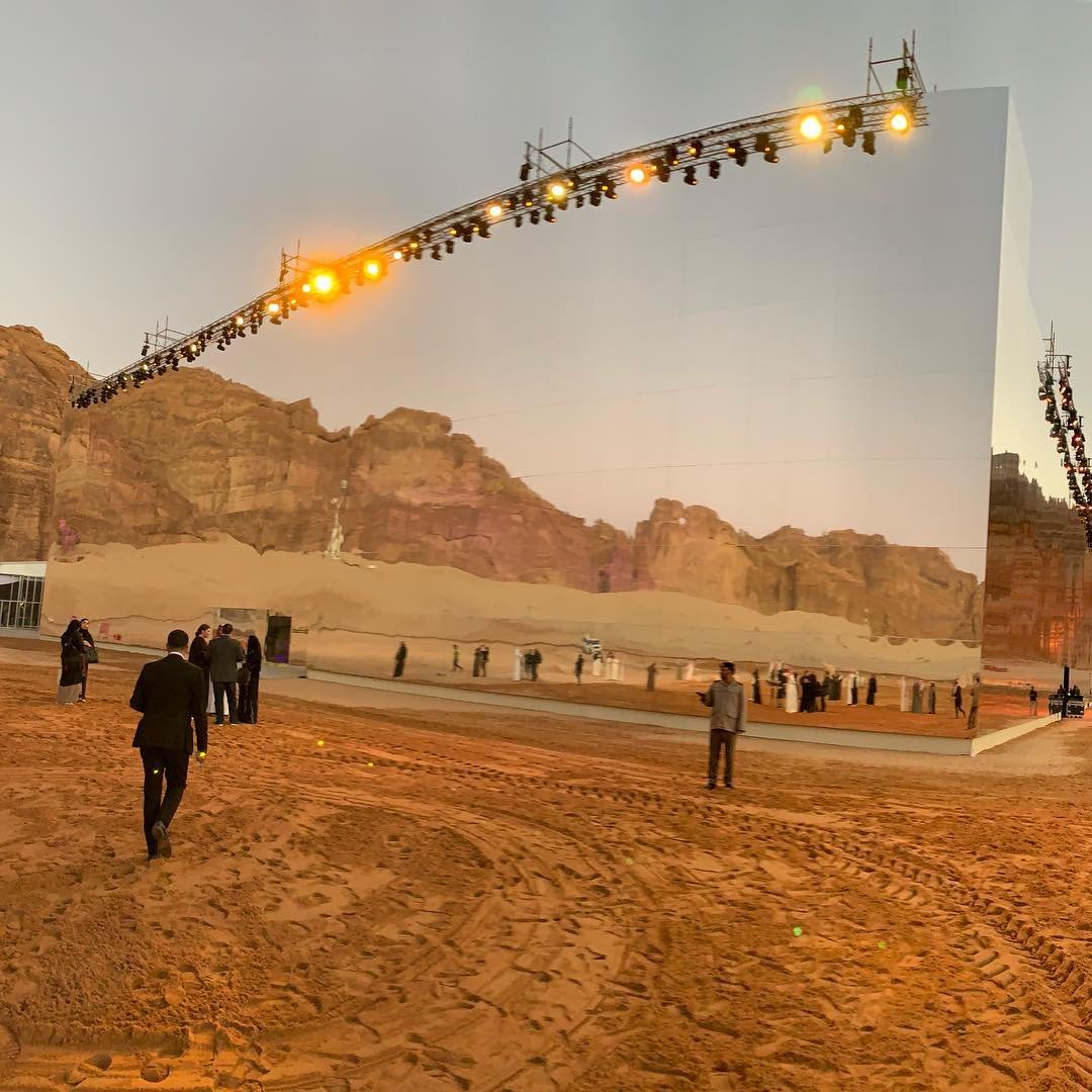 Зеркальный концертный зал, похожий на мираж посреди пустынного ландшафта Саудовской Аравии архитектура