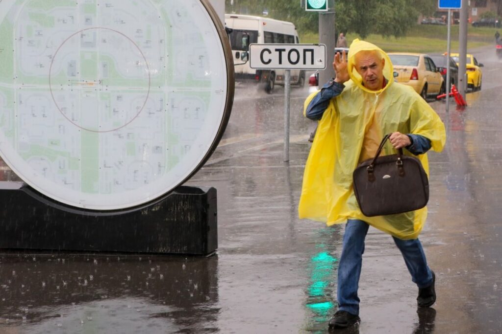 Собянин обратился к москвичам с просьбой не выходить из дома в непогоду