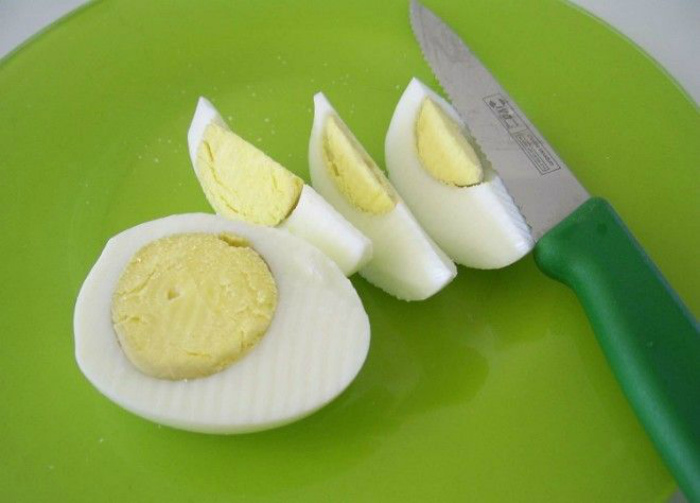 Аккуратно порезать яйца. | Фото: Лента друзей BARGUZIN.