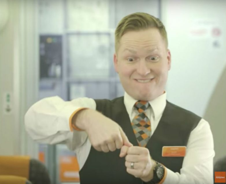 Что обозначают загадочные жесты бортпроводников 