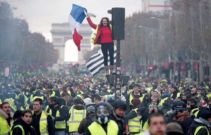 Французские протесты против повышения цен на топливо на злобу дня, франция