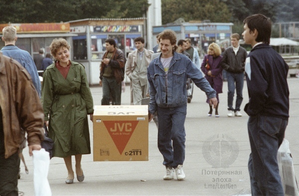 Если вы умны, вложите  свои деньги под 350% годовых. 1993 год Москва, площади, Красной, время, годЮрий, Москве, начало, годБорис, очень, середина, Борис, Клинских, после, Ельцин, бензин, Жириновский, базар, Москвы, России, только