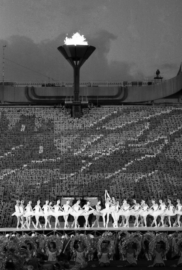 Прощание олимпийского. Олимпийский огонь Москва 1980. Олимпийский огонь 1980 Комсомольский проспект. Олимпийские игры 80 года в Москве. Олимпийский огонь в Туле 1980 стадион.