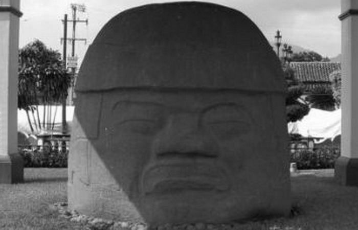 Голова из Ранчо-ла-Кобата на главной площади Сантьяго-Тустла