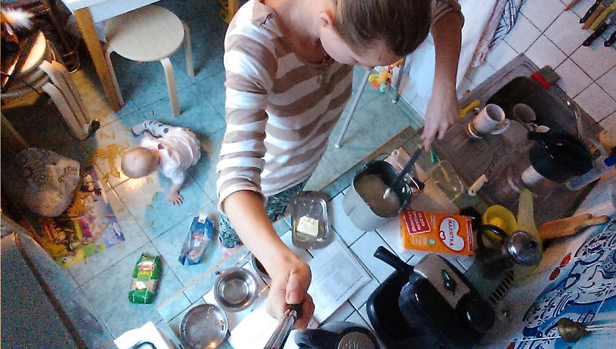 мама снимает селфи с ребенком 