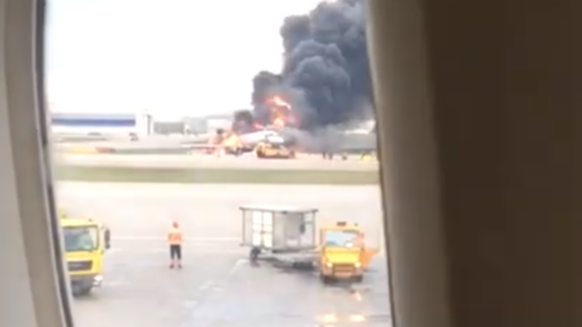 Захвачен самолет в шереметьево. Сгоревший самолет в Шереметьево. Сгоревший самолет в Шереметьево стоит в аэропорту. Потом в Шереметьево. Эр Индия в аэропорту Шереметьево.