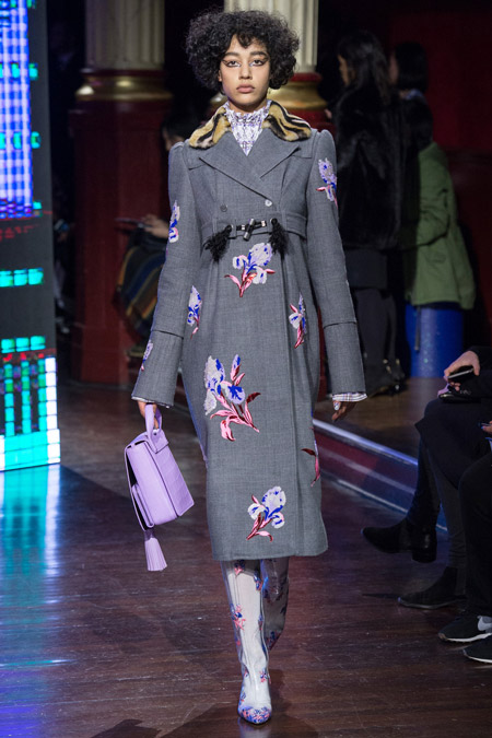 Модель в сером пальто с цветами от Kenzo - модные пальто осень 2016, зима 2017