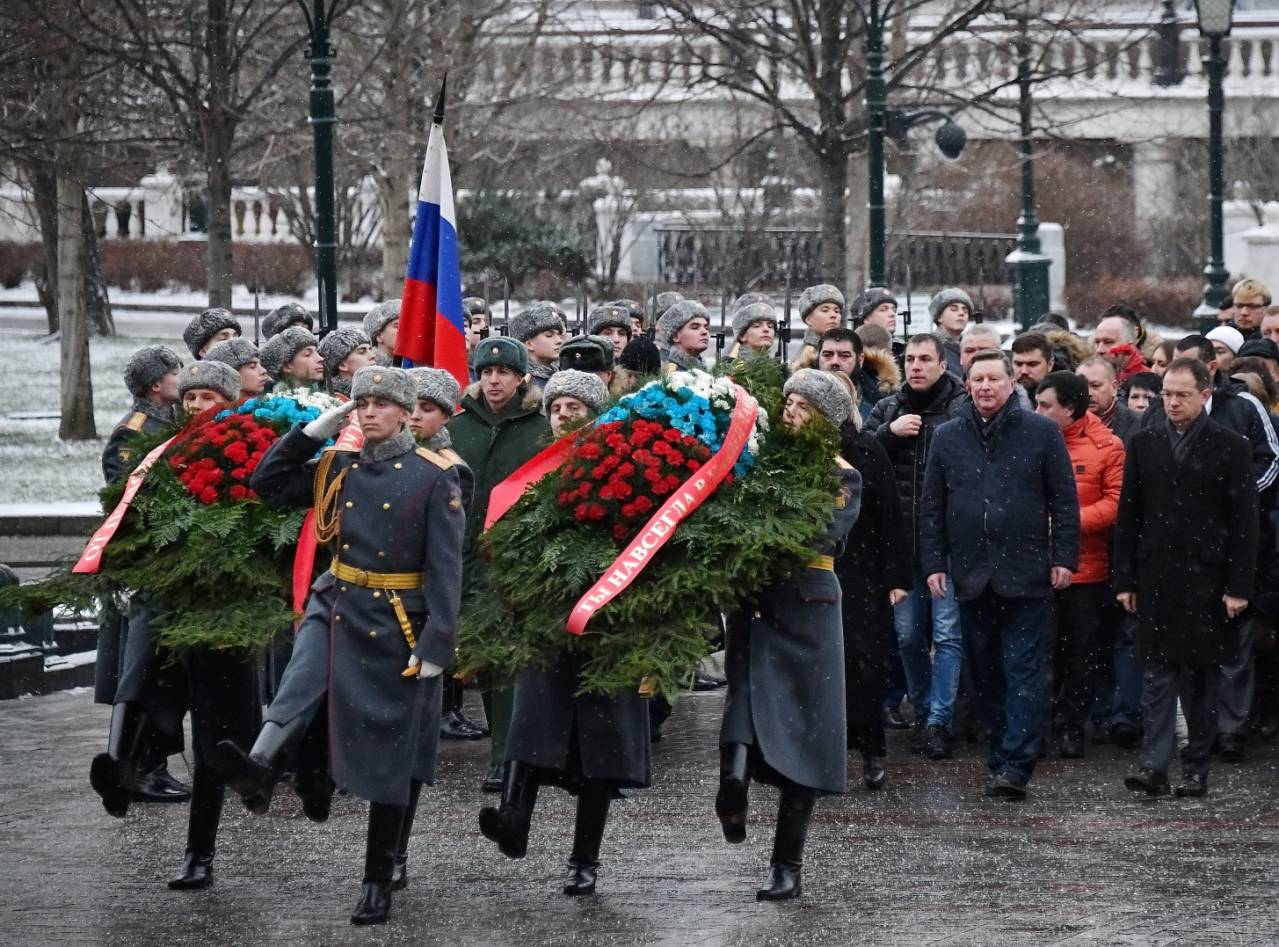 3 декабря солдат. День неизвестного солдата возложение. Могила неизвестного солдата 3 декабря. День неизвестного солдата в России возложение. День неизвестного солдата возложение цветов к памятнику.