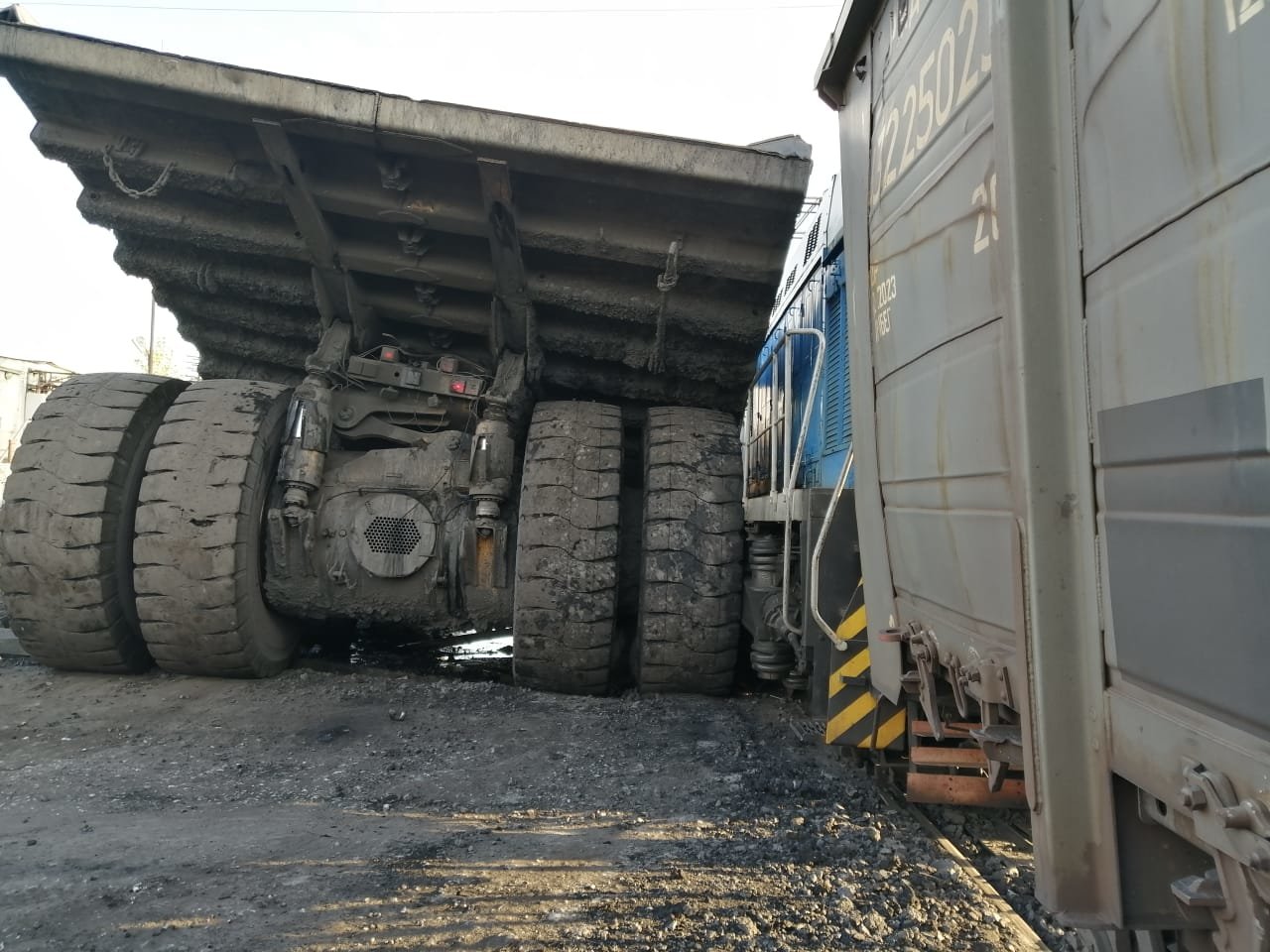 Безумное ДТП в Кемеровской области: БелАЗ против тепловоза аварии,авто и мото,автоновости