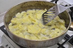 выкладывать картофельные ломтики, жарить 2-3 минуты