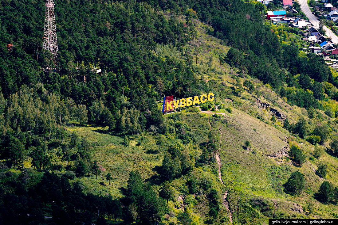 Кузбасс это. Гора Кузбасс в Кемерово. Надпись Кузбасс в Кемерово. Гора Кузбасс в Кемерово фото. Надпись Кузбасс на горе в Кемерово.