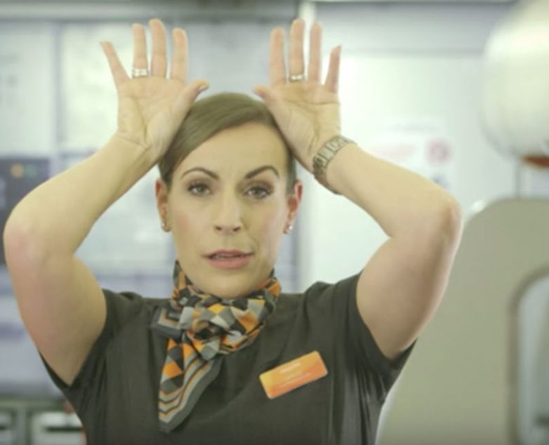 Что обозначают загадочные жесты бортпроводников 