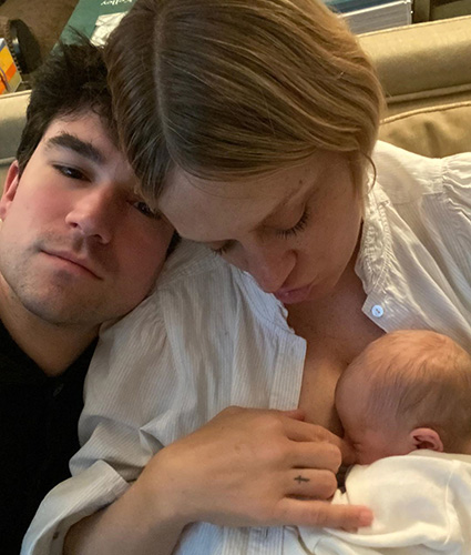 Хлоя Севиньи поделилась первой фотографией новорожденного сына и рассекретила его имя Звездные дети