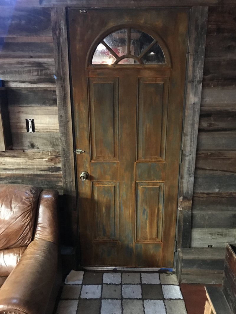 Мотоциклист превратил неприметный гараж в крутое «мужское логово» авто и мото,автоновости,гараж,история