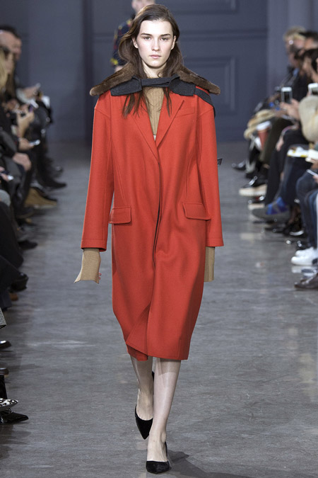 Модель в красном пальто прямого кроя от Jason Wu - модные пальто осень 2016, зима 2017