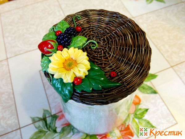 Плетёная крышечка для банок с цветами и ягодами из полимерной глины глина,крышка,лепка