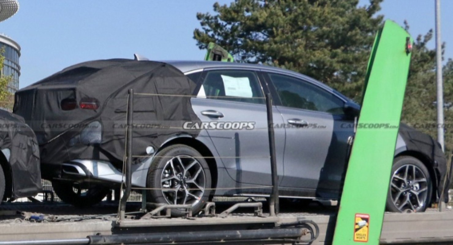 В Сети показали шпионские фото KIA ProCeed 2022 года