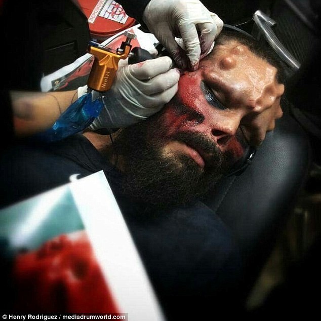Венесуэлец отрезал себе нос, чтобы стать похожим на суперзлодея из комикса капитан америка, красный череп, одно лицо, пластические операции, странные люди
