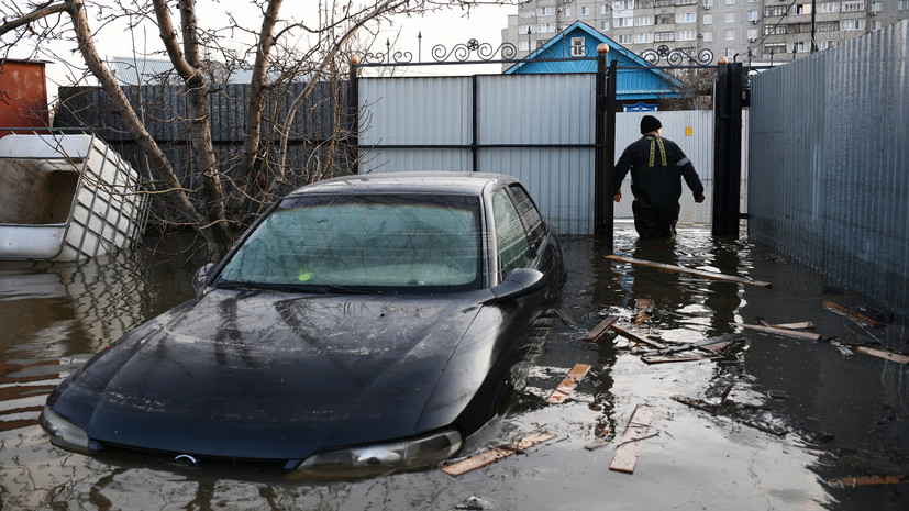 «Заранее вывозят имущество»: как жители затопленных районов Оренбуржья борются с последствиями паводка