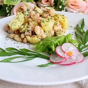 Горячий салат из молодого картофеля с ветчиной и фасолью