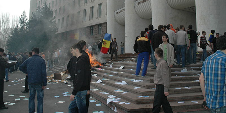 Митингующие перед зданием парламента Молдавии, 2009 г.