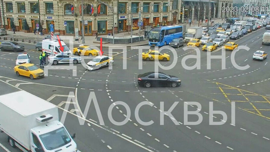 Полицейский автомобиль столкнулся с такси в центре Москвы