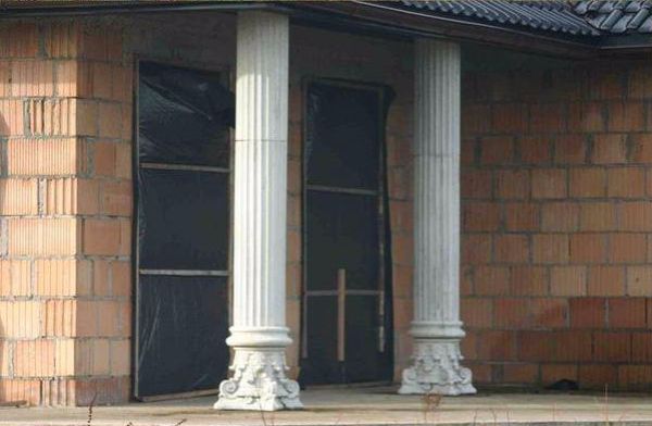 Строители концептуально расположили колонны и двери с окнами относительно друг друга