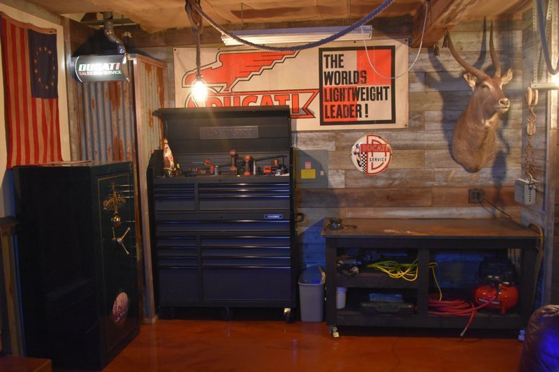 Мотоциклист превратил неприметный гараж в крутое «мужское логово» авто и мото,автоновости,гараж,история