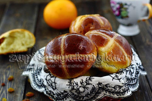 Пасхальные булочки с изюмом