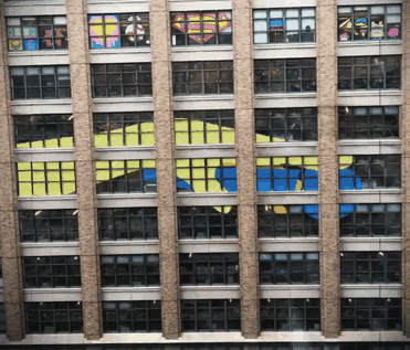 война стикеров между офисными зданиями